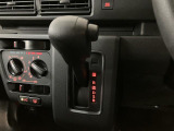 インパネにシフトレバーがあることで、車内空間の広さを確保♪シフト位置がハンドルに近いので操作性にも優れております!