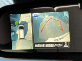 アラウンドビューモニター搭載。上から見下ろしたように液晶に映るのでスムーズな駐車をサポートします。