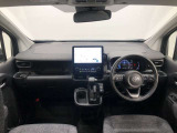 シンプルながら機能性あふれる運転席廻りです。視界性もよく、運転しやすいですよ。