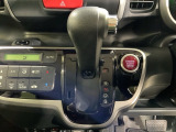 自然に手が届く距離に配置されたシフトレバー。
