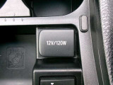 アクセサリーソケットを装備しています。DC12V/120Wの電源として使用可能です。