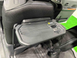 飲み物や食べ物を気軽に置ける格納式シートバックテーブルを、運転席と助手席の背もたれにご用意。車中泊も快適です!