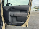 運転席ドアの内張です!使用感が少なくきれいな状態です!ドリンクホルダーや収納も備わっています!