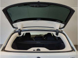 BMWのツーリングはガラスハッチが開閉するため、トランクゲートを開けなくても荷物の出し入れが可能でございます。