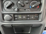 各機能の切り替えボタンは運転席前方の手の届きやすい場所に配置してあります。