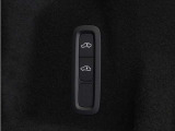 オートレベライザーは走行中に車両のサスペンションと衝撃吸収特性を自動的に制御して、快適性と機能性を最適な状態に保ちます。荷積みや乗り降りをしやすくするために、手動で車高を調節することもできます。