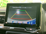 画面には後方の映像とガイドラインが表示され、駐車時の後方確認をサポートします。車庫入れや狭い場所での駐車など、周囲を確かめながら操作したい場面で役立つ装備です。