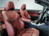 【コックピットシート】BMW車の主役席。車体中央にくる様に配置し車両重心とが一致する事でドライバーと車との一体感あるドライビングを実現。人間工学に基づき形成した形状が長時間のドライブ疲労も軽減します!