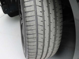 タイヤサイズは「225/55R19」になります。タイヤの溝は約5mm残っています。