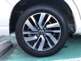 【純正アルミホイール】です!車両デザインに合わせてホイールをデザインしているため、見た目にもカッコイイアルミホイール♪洗車もラクチンで錆びません。