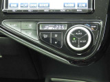 オートエアコンを装備しておりますので、四季を通じて車内を快適な温度に保つことが出来ます!高級感が有りますね!
