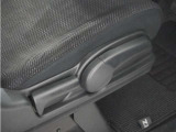 ◆シートハイトアジャスター◆運転席を上下に高さ調節ができます!運転ポジションを体格に合わせてシート調整できます。