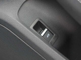 運転席ドアにも電動リヤゲートスイッチがあります
