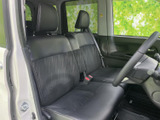 ゆったりと座れるフロントシート。運転席からの視界も広く、運転しやすい環境です。快適なドライブをサポートします。