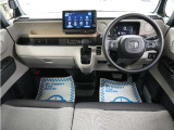 運転にかかわる様々な操作を安全に行えるように視点移動が少なく、操作性に配慮されたスイッチ類が凝縮されたコクピットです。