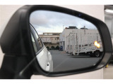 車線変更時の見えにくい斜め後方の死角からの車両接近をドアミラーのランプでお知らせしてくれるブラインドスポットモニター