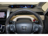 ハンドル左側にはオーディオ操作が出来るオーディオリモートコントロールスイッチ、右側にはHondaSENSINGとオートクルーズスイッチを装備!長距離運転や高速道路の運転では大活躍です!