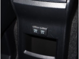 充電用USB端子付き。スマートフォンなどの充電に便利です。