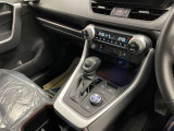 操作しやすいATシフトです♪シフトチェンジを気にしなくていいので運転だけに集中できますね!自然と手に届くところにある、手になじむ形状のシフトノブがいいですね♪