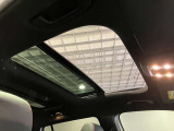 パノラミックルーフで明るい車内と開放感あるドライブをお楽しみいただけます。