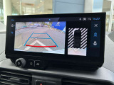 ワイドバックアイカメラ 車両後方の状況をタッチスクリーンに映し出します。距離や角度が確認できるガイドラインと俯瞰映像により停車状況が正確に把握できます。