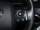 ステアリングスイッチ付きで、運転中に視線を前に向けたまま操作できます。