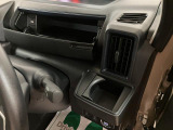 運転席のドリンクホルダー。ハンドルの奥にはふた付きの小物入れがありますよ♪