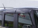 【ドアバイザー】雨の日に少しだけ窓を開けたい。そんな時に便利なドアバイザー付です。