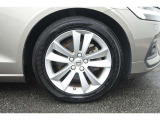 225/50R17インチ純正ホイールを装着。この明るいホイールリムと力強いスポークが車両にスポーティーな印象を与えます。
