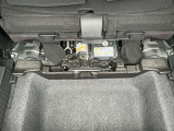 万が一のパンク時にパンク修理キット装備、スペアタイヤはありません。
