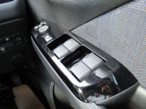 運転席ドアには各ウインドウの集中操作が可能となっています。