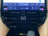 左右独立温度コントロールフルオートエアコンです。運転席、助手席それぞれで独立して温度設定ができます。
