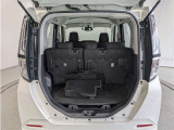 とても広々、大きな開口部の荷室スペースですね。 開口部広々だから、大きな荷物も楽々収納出来ちゃいますね。 荷物スペースは広いほうがいいですよね。
