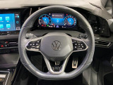 Volkswagen全車共通の上質な本革を使用した手触りのしっとりとしたステアリングです。唯一素肌が触れるハンドルは上位モデルと同じ握り心地になっております。
