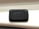 【パワーバックドア】スマートキーや運転席のボタンを押すだけでリアゲートが自動で開閉します!荷物を持っている時や、高い位置にあるバックドアを閉める際に便利な機能です♪