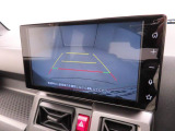 後退時に車両の後ろ側をモニター画面に表示します。車庫入れなどでバックする際に後方確認ができて便利です。車庫入れが苦手な人もこれで安心。