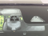 【スマートアシスト】走行中に前方の車両等を認識し、衝突しそうな時は警報とブレーキで衝突回避と被害軽減をアシスト。より安全にドライブをお楽しみいただけます。