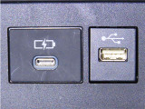 USB端子と充電用USB端子を装備しております。