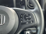 ハンドルの右側がクルーズコントロールスイッチ、ホンダセンシングのスイッチです。アクセルペダルを踏まずに定速走行が出来るので、高速道路での走行が楽々快適!燃費向上にもつながります。