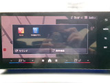 ドライバー正面に向かって緩やかにカーブした大型ディスプレイ。メーターとセンターモニターを一体化し、高精細な映像と直感的な操作性で、最新のデジタル体験を提供する先進的な装備です。