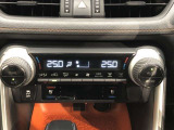 運転席、助手席別々に温度設定ができるデュアルエアコン装備です。男性が暑いと感じても、女性は寒いと感じる、そんな時の車内温度を別々に調節できるので、ストレスなくドライブをお楽しみいただけます。