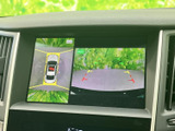 車両周囲の映像を複数の視点で確認でき、駐車時の周囲確認に役立ちます。ガイド表示も備わり、車庫入れや狭い場所での駐車を落ち着いて行いやすい画面です。