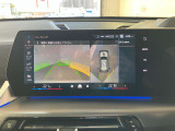 パーキングアシストプラス:トップビュー+3Dビュー、パノラマビューが含まれ車の周囲の状況をディスプレイで確認できます。スマートフォンからリモートで3Dビューで周囲を確認できます。