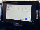 タッチ画面に目的地検索や登録地点、電話、音楽などのメニューが並び、必要な項目を確認しやすい構成です。日々の移動に役立つ機能をまとめて操作できます。