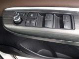 運転席からも操作可能な全席パワーウィンドウが装備されています。