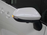 サイドターンランプ付きドアミラー。車両のドレスアップと右左折時の被視認性を兼ね備えたお洒落なミラーです。