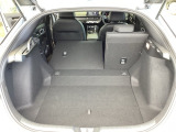 後席は分割可倒式で、用途に合わせてアレンジ可能。荷物の量や乗車人数に応じて柔軟に使える便利なシートです。