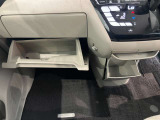 車検証入れになどにも使える便利な収納BOXあります。