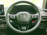手元には複数のスイッチが配置され、運転姿勢を保ちながら必要な操作を行いやすい構成です。握りやすい円形の形状で、中央にはエアバッグ表示も確認できます。