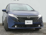 アダプティブLEDヘッドライト。フロントカメラで前方の状況を検知し対向車や先行車に眩しい思いをさせることなく必要なところだけを遠くまで照射します。
